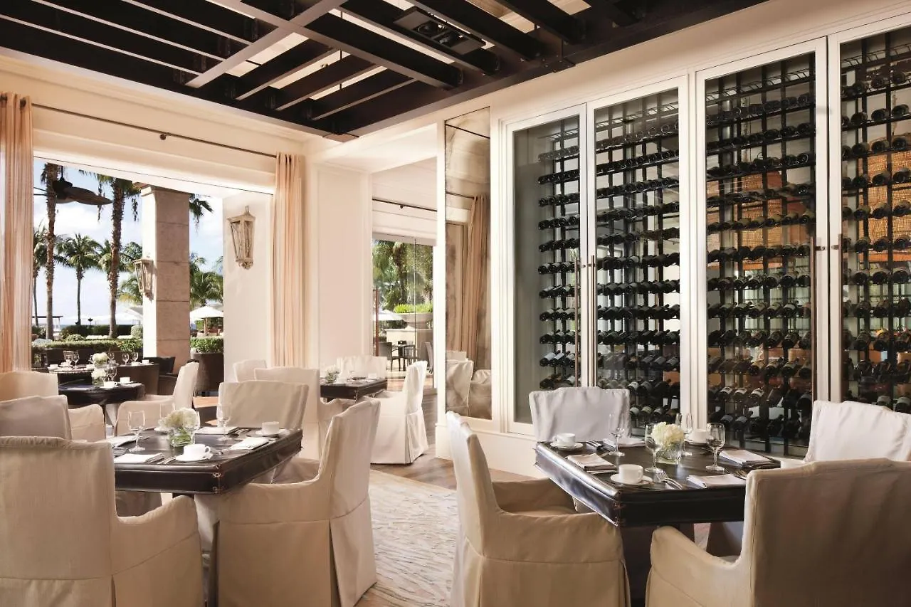 ***** Resort Hotel The Ritz-Carlton, Grand Cayman Dog City Islas Caimán